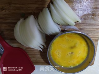 家常菜  圆葱炒蛋的做法步骤：2