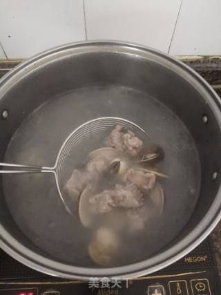 绣球菌排骨海蚌汤的做法步骤：3