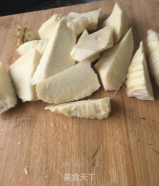 土人参冬笋乌鸡汤的做法步骤：2