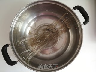 虾仁白菜炖粉条的做法步骤：2