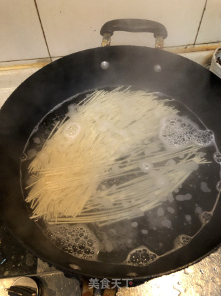 香辣热干面的做法步骤：1
