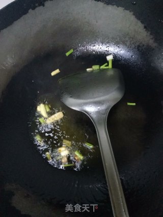 白菜炒火腿肠的做法步骤：1