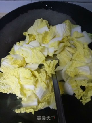 白菜炒火腿肠的做法步骤：2