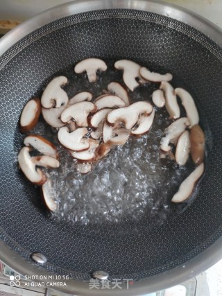 菜心炒蘑菇的做法步骤：3