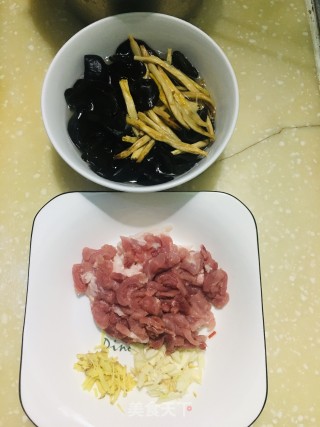 酸辣肉丝汤的做法步骤：1