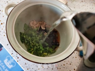 虾皮紫菜汤的做法步骤：3