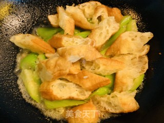 火麻仁丝瓜百合烩油条的做法步骤：5