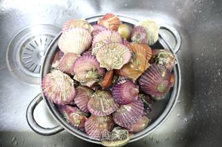 蒸蒜茸粉丝扇贝的做法步骤：1