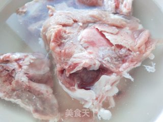 大骨汤的做法步骤：1