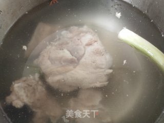 大骨汤的做法步骤：2