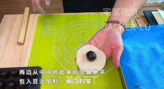 苏式豆沙月饼，层层酥脆，一口下去甜蜜满满，特别好吃！的做法步骤：13