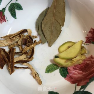 五花肉烧百叶结的做法步骤：2