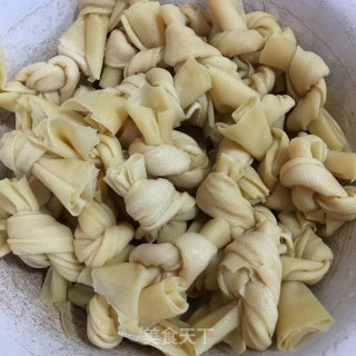 五花肉烧百叶结的做法步骤：4