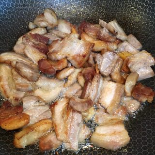 五花肉烧百叶结的做法步骤：5