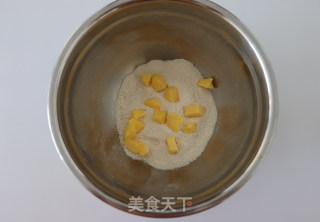 杏仁酥粒马芬蛋糕的做法步骤：2
