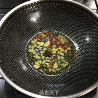 鸡爪烧鹌鹑蛋的做法步骤：5