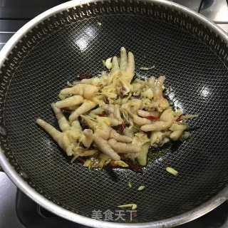 鸡爪烧鹌鹑蛋的做法步骤：6