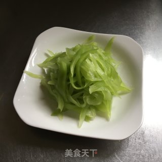 韭菜莴笋炒肉的做法步骤：2