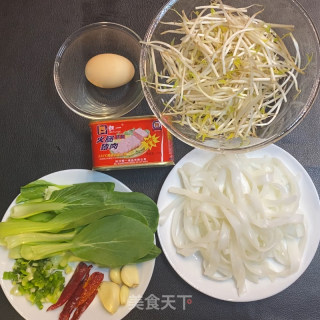 恒一火腿猪肉炒河粉的做法步骤：1
