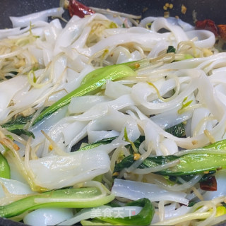 恒一火腿猪肉炒河粉的做法步骤：8