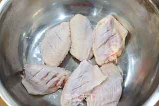 电饭锅盐焗鸡翅的做法步骤：1