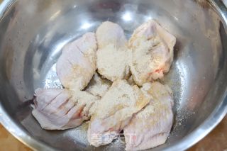 电饭锅盐焗鸡翅的做法步骤：2
