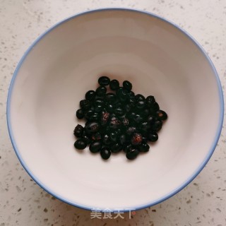 黑豆红枣鲫鱼汤的做法步骤：1