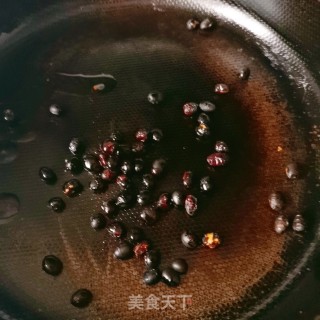 黑豆红枣鲫鱼汤的做法步骤：2