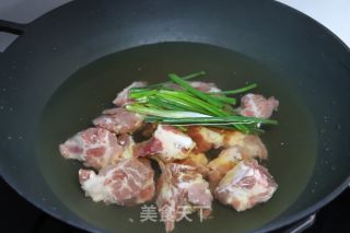 白萝卜排骨汤的做法步骤：1