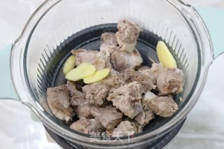 白萝卜排骨汤的做法步骤：2