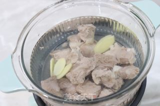 白萝卜排骨汤的做法步骤：3
