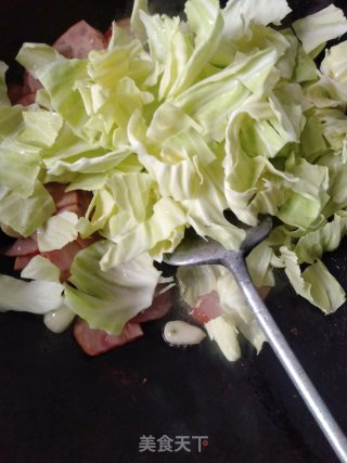 包菜炒肘肠的做法步骤：7