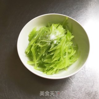 香菜拌莴笋丝的做法步骤：1