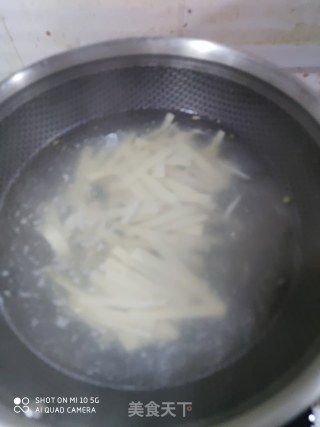 豆芽炒豆腐皮的做法步骤：2