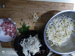 豆芽炒豆腐皮的做法步骤：3