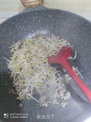 豆芽炒豆腐皮的做法步骤：6