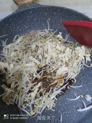 豆芽炒豆腐皮的做法步骤：7
