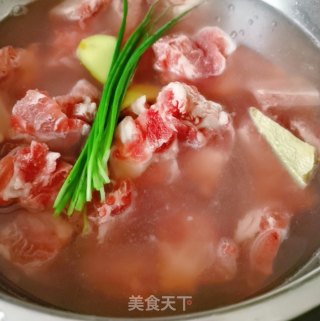 黄豆排骨汤的做法步骤：2