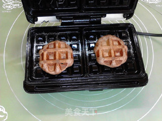 德式火腿夹心黑全麦土豆华夫饼的做法步骤：16