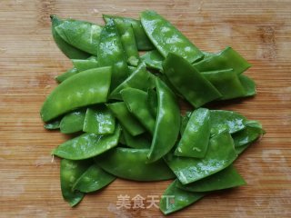 胡萝卜荷兰豆炒鸡蛋的做法步骤：1