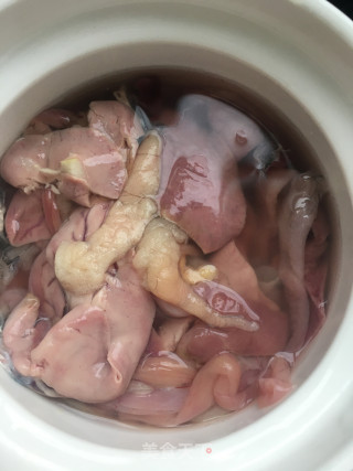 酸萝卜炖鱼杂的做法步骤：4