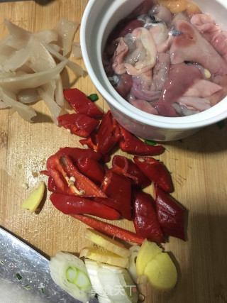 酸萝卜炖鱼杂的做法步骤：5