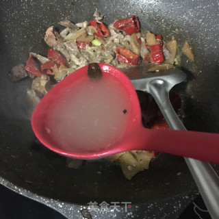 酸萝卜炖鱼杂的做法步骤：12