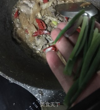 酸萝卜炖鱼杂的做法步骤：15