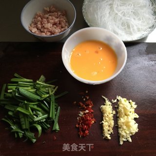 鸡蛋粉丝炒韭菜的做法步骤：1