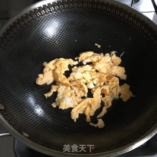 鸡蛋粉丝炒韭菜的做法步骤：2