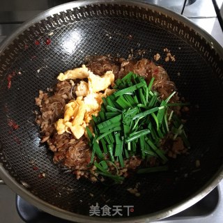 鸡蛋粉丝炒韭菜的做法步骤：7