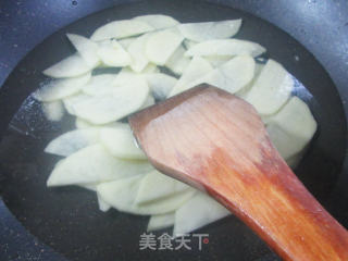 甜不辣炒土豆片的做法步骤：3