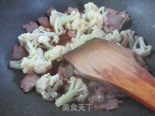 猪舌头炒花菜的做法步骤：10