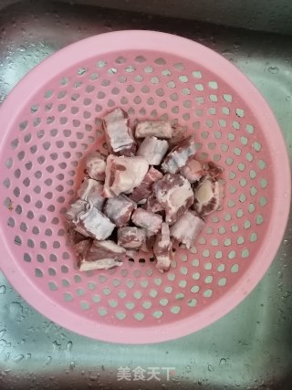 萝卜烧牛尾的做法步骤：1